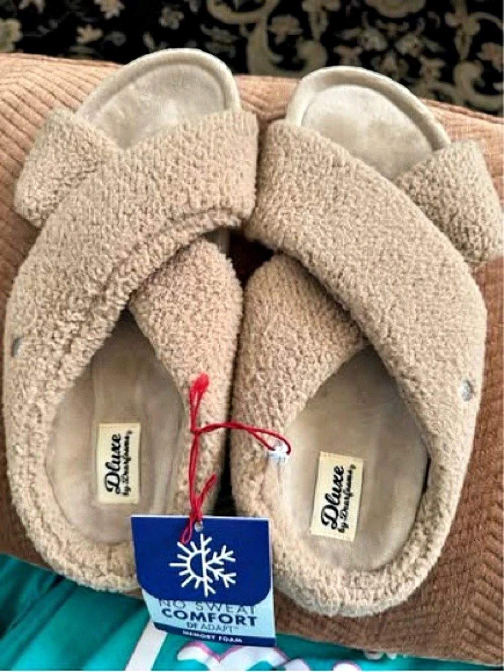 Dearfoams Cozy Crossband Slippers NWT in Beige
